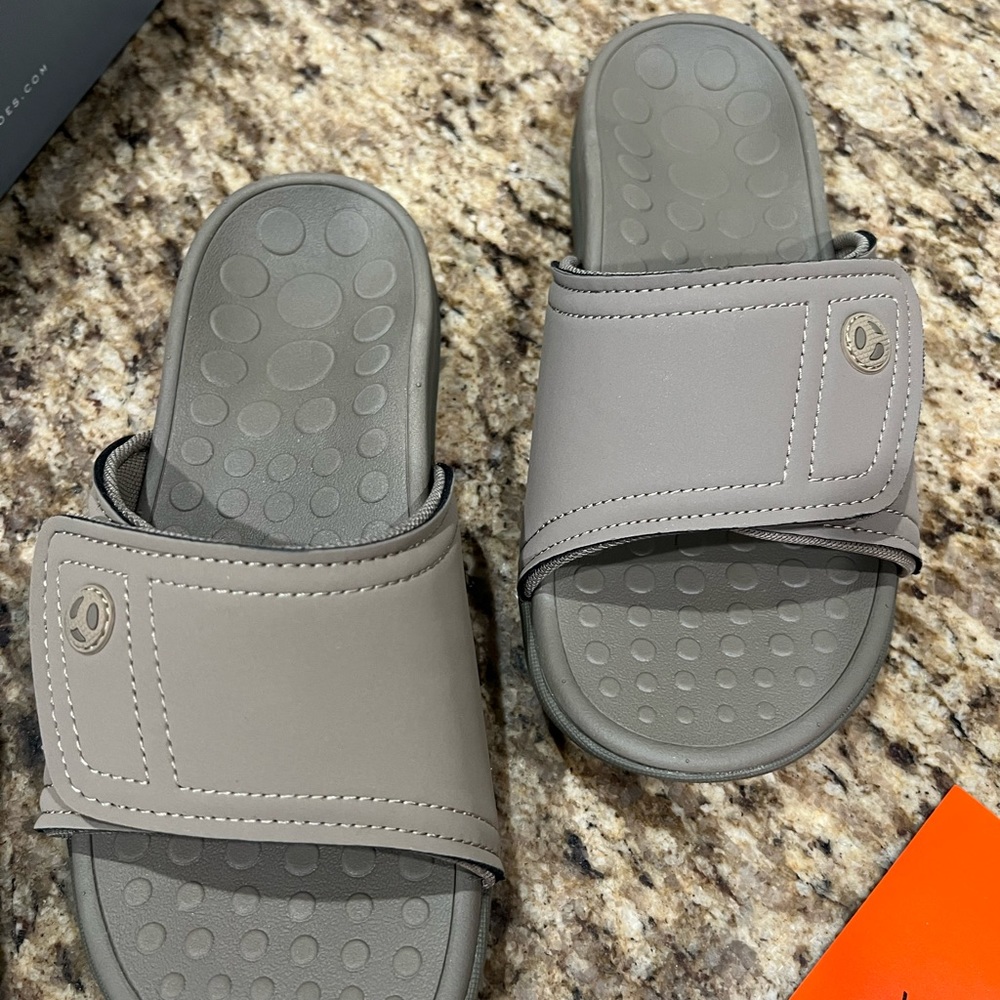 Vionic KIWI slide.  NWT